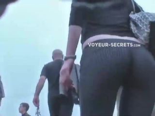 Unbelievable firm ass in tight pants-1