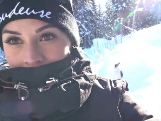 Teen Public Flash In Snowboard In Mountain  Flash A La Neige Vicalouqua 720p-7