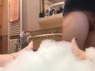 Fun bubblebath FOOTJOB – he came to fuck my feet while I relax  720p *-1