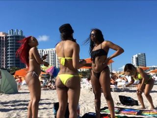 Group of ebony girls with big tattooed butts-6