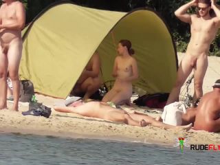Algunas fotos en la playa nudista de  Barcelona.-0