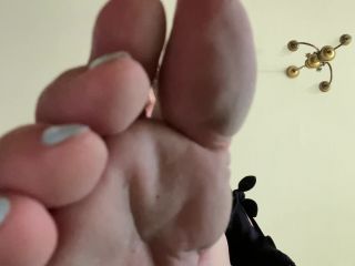 Feetwonders – Giantess makes the tiny clean her feet Foot!-2