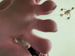 Feetwonders – Giantess makes the tiny clean her feet Foot!-3