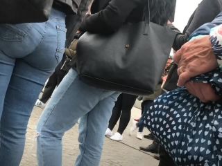 Noticeable ass clenching in tight jeans-0