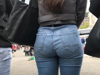 Noticeable ass clenching in tight jeans-2