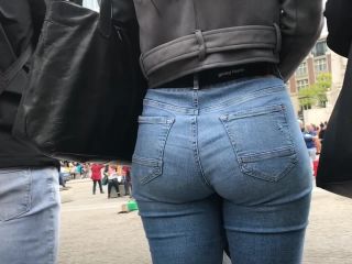 Noticeable ass clenching in tight jeans-3