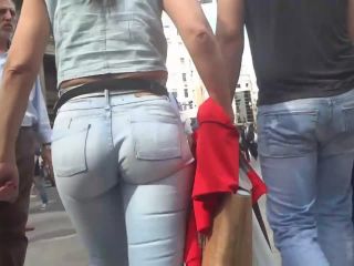 Bubble butt fills out tight jeans-0