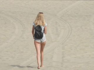 Mystery cutie comes to the beach and goes away-6