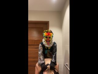 GIbbyTheClown - Bathroom break W/ Lila Lovely - MILF-5