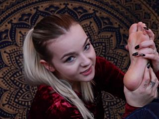 Kat Loves to Suck Her Toes – Kat Soless, booty fetish on fetish porn foot -2