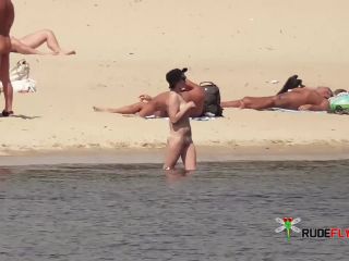 Debut juillet sur une beach de nudiste en  espagne.-0