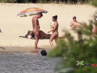 Debut juillet sur une beach de nudiste en  espagne.-1