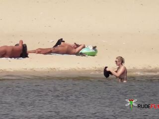 Debut juillet sur une beach de nudiste en  espagne.-2