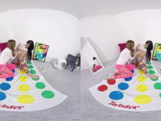 Hotties Play Strip Twister vr Sophie Luuna-2