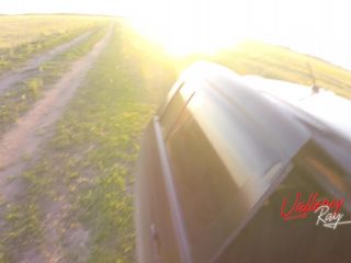 Vallery RayFuck A Stranger In The Car In The Middle Of The Field - 2160p-7