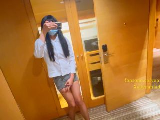 Chinese Ladyboy Wearing Black Stockings And Hip Skirt Opens The Hotel R-2