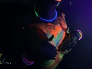 Neon – Teen GF Makes him Cum and Uses Sperm from Condom  1080p *-1