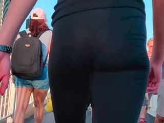 Thong and tight buttocks of sexy jogger-3