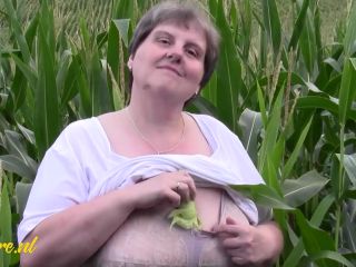 Hairy Mature BBW Tina Plays With Her Huge Ass & Fat Pussy In A Corn Fie-0