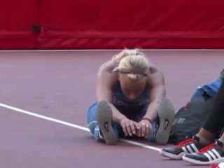 Sexy athlete stretching before competition Voyeur-2