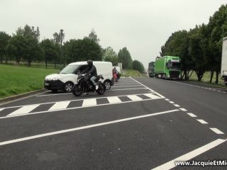 Elle s'offre un motard sur une aire d'autoroute!-0