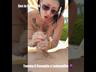 Ladymuffin e my fanno sesso in piscina davanti a tutti 2-4