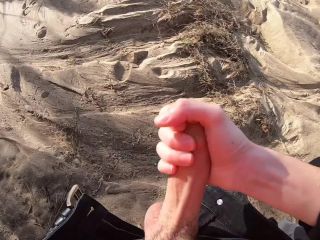 GIRLFRIEND GIVES RISKY QUICK HANDJOB AT A PUBLIC BEACH 1080p-7