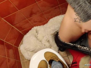 Many Vids 19 02 21 Angie Lynx Breast Milking And Caught In Toilet.-8