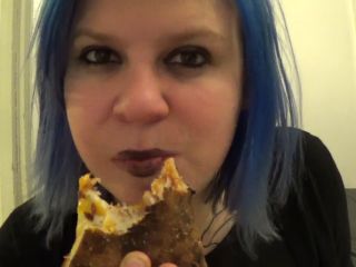 Stoned Goth Girl Eats Pizza 720p-7