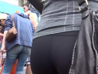 Candid sexy lesbians in tight leggings exposing their ass to street vors-1