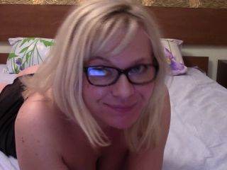 AMATEUR SLIGHTLY CHUBBY GIRL IN GLASSES ON WEBCAM-2