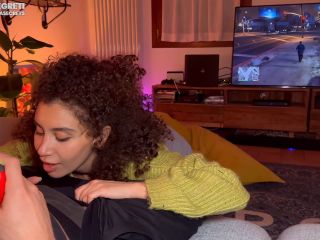 Ragazza Fa Un Pompino Mentre Lui Gioca Alla Playstation E Viene Scopata Fortissimo 1080p-4