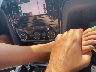 [Amateur] POV MILF foot tease and Handjob while driving-1
