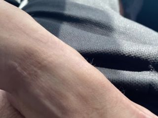 [Amateur] POV MILF foot tease and Handjob while driving-4