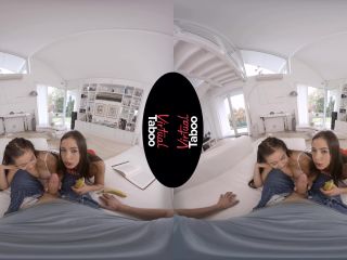 Anastasia Brokelyn, Sheryl Collins (Young Mouths And A Cock Sucking Challenge / 18.10.2019) [Oculus Rift, Vive] [UltraHD 4K 2700p] VirtualTaboo | taboo sex | reality porno milf big tits anal-1