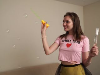 Whore Vika Masturbates In Yellow Pantyhose And Blows Soap Bubbles _ NIG-0