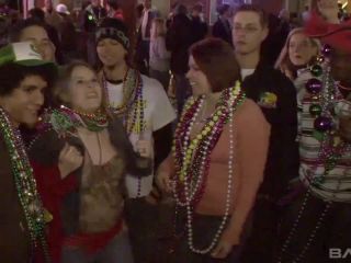 Cleo Flashes Her Tits During Mardi Gras Festivities-8
