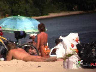 Nude Beach – Nice Leg Stretch Spread 3 on amateur porn amateur big tits blowjob-0