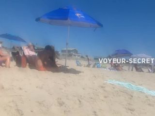 Big mature butt spreads out on a beach  towel-1