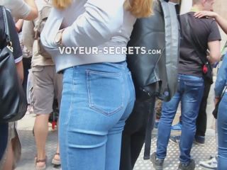 Goldilocks in tight jeans-3