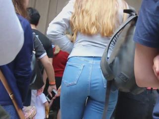Goldilocks in tight jeans-8