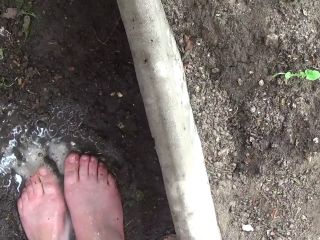 Dirty Feet In The Mud 720p-3