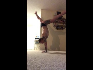 [Onlyfans] jessiecox-07-06-2019-36178486-I attempt handstands-4
