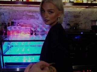 Sexet Bartender Suger Den Sidste Gsts Pik P Toilettet 1080p-2