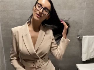 The Boss Fucked A Lustful Secretary In The Toilet-1