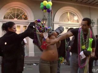 Nichole Flashes Her Tits During Mardi Gras Festivities-4