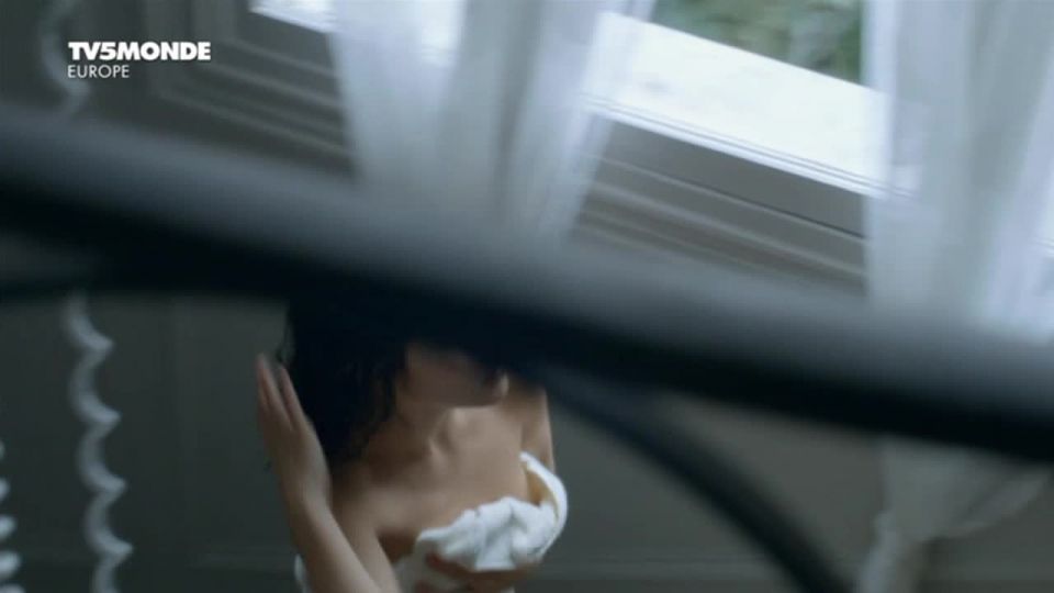 Flore Bonaventura, Marie Coulonjou - La source s01e02-03 (2013) HD 720p - (Celebrity porn)