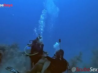 [GetFreeDays.com] Fucking Under the Sea, Part 1 - We Almost Got Caught by a Group of Divers Porn Film July 2023-5