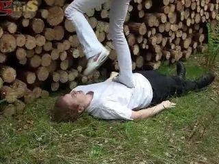 Dangerous Girls - Sneaker Torture Im Wald ballbusting -3