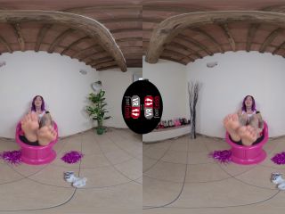 Flirty Cheerleader La Vey Teases You With Her Smelly Feet - [Virtual Reality]-9